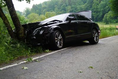 PKW gegen Baum geprallt in Ehningen